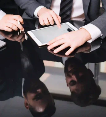 boss-employee-using-tablet